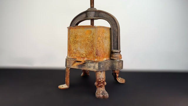 破旧的老式金属榨汁机,牛人上手修复一翻,成果焕然一新