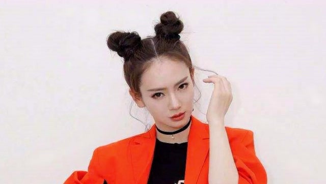 戚薇的哪吒头太绝了!用卫衣绳子点缀,俏皮减龄似18岁少女