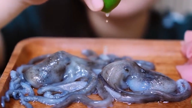 美女什么都敢吃,蘸着酱油大口吃起活章鱼,真是重口味!