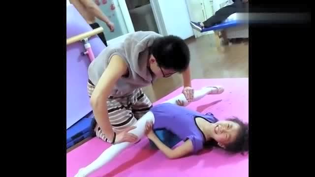 周末在家休息哥哥在给妹妹做压腿看到妹妹的表情不免有些心疼