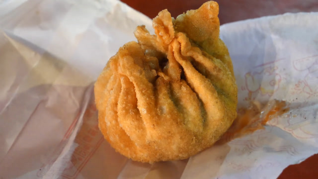 台湾街头油炸包子,深受很多人喜爱,馅料非常丰富!