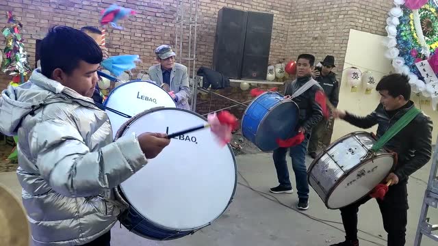 关中白事年龄最大的乐队成员激情演奏过河