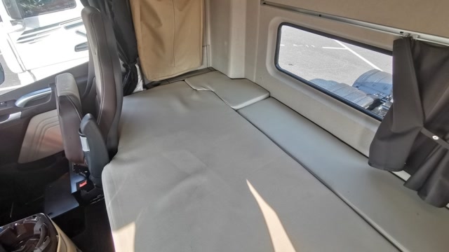 解放jh6牵引车出2.0版了,卧铺可手动拓宽,秒变1.2米双人床