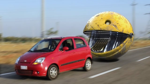 男子闯入吃豆人禁地,结果惨遭吃豆人追杀,危急时刻他只有抛弃汽车