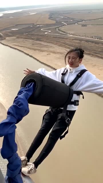 小姐姐去独自一人去蹦极,当她放手的那一刻,我真是心疼!
