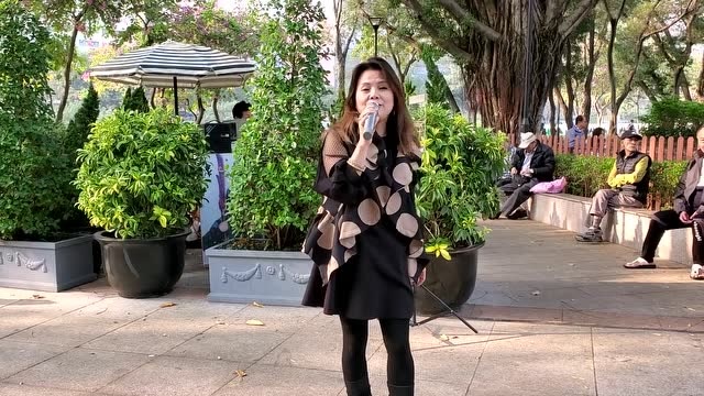 街头美女歌手小云献唱一曲《黄昏里》经典好听