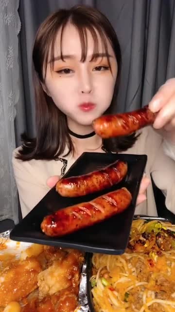 超漂亮美女吃香肠,三口就吃完一个,妹子你这嘴巴有点厉害