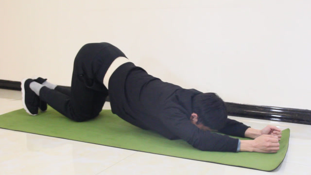 简单有效瘦腰动作,每天趴5分钟,快速减去腰部赘肉,腰围小两圈