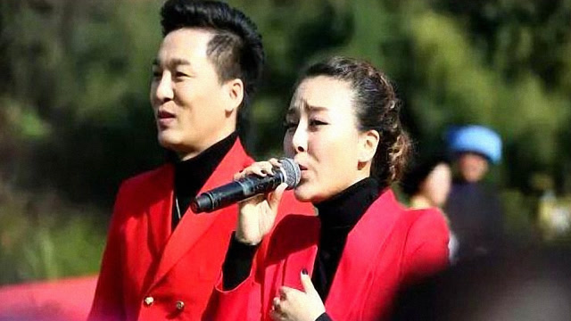 杨帆携云朵合唱《雨花石》,对飙高音太震撼,网友:不怕老婆吃醋