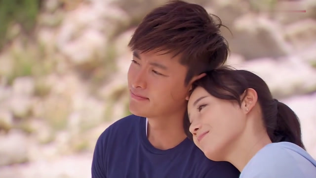 喜妇:贾乃亮和袁姗姗海边约会,俩人抱在一起,空气变得暧昧起来