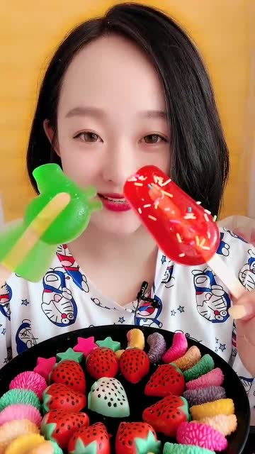 美女直播吃佩奇,小兔子果冻,一口咬下去超过瘾,是我向往的生活