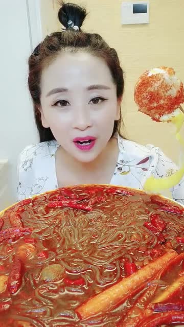 柠檬姐吃爆辣柠檬,这吃法也是没谁了,一口塞!