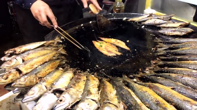 临沂大哥夜市卖煎饼卷鲅鱼 7元一个 三个摊卖一晚卖400条