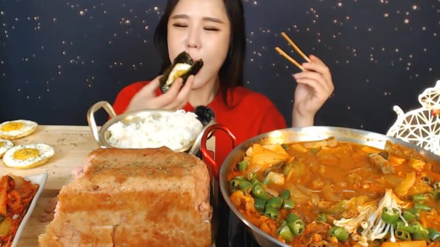 韩国美女挑战"巨型"香肠,这么大够我吃一个月的!