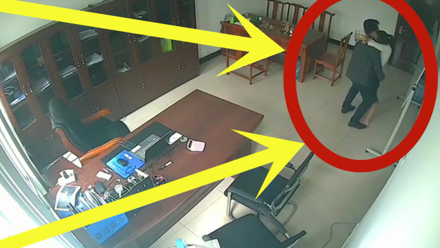 妻子发现丈夫不对劲,偷偷安装监控,瞬间火冒三丈!