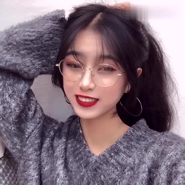 女朋友戴眼镜的模样真是太可爱了,呆萌清纯,你们是不是很喜欢?