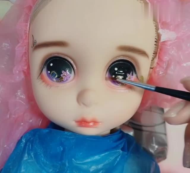 给芭比娃娃戴美瞳,眼睛又亮又圆,好美啊!