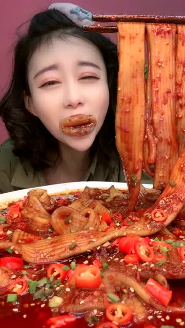 吃播姐吃辣椒太拼了嘴巴都辣肿了