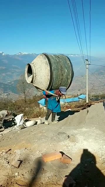 满面沧桑折皱纹,汗滴如雨倍艰辛身背重物讨生活,可怜天下父母心