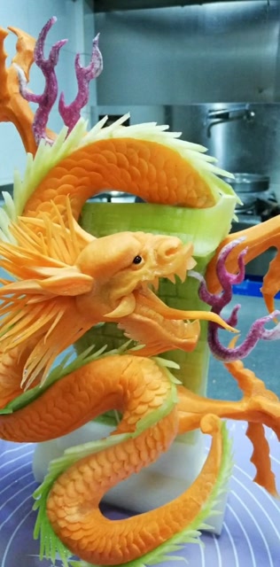 用南瓜雕刻出来的龙,你们说像不像?