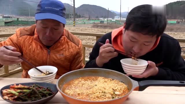 韩国大叔和父亲吃方便面,配上泡菜后味道都不一样了
