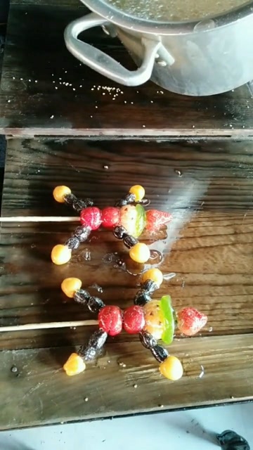 五种水果制作的糖葫芦,小人形状,非常好吃!