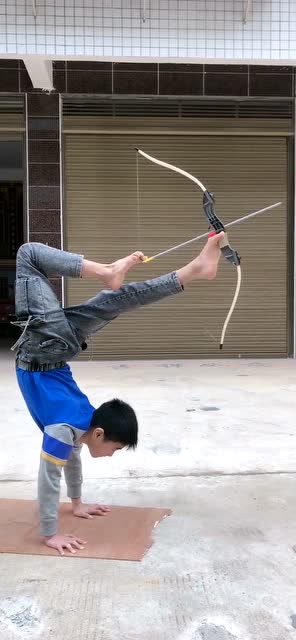 这孩子真是高手竟倒立用脚射箭比后羿还后羿