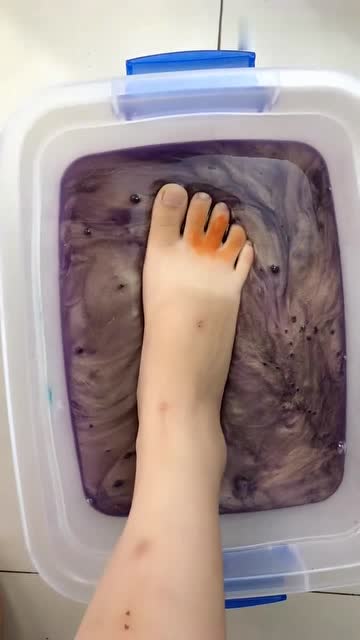 好独特的史莱姆玩法居然用脚丫踩进去难道就不担心弄脏了吗