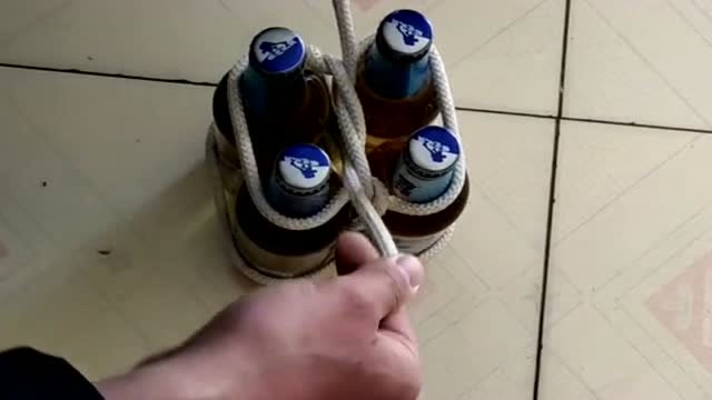 70年代的啤酒,都是这样用绳子捆绑的,现在基本上没人会了!