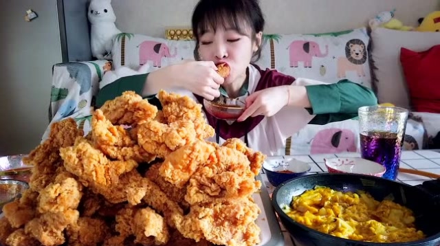 大胃王mini花100块钱吃一顿炸鸡,配上肥宅水太快乐了,口口咔嚓掉渣