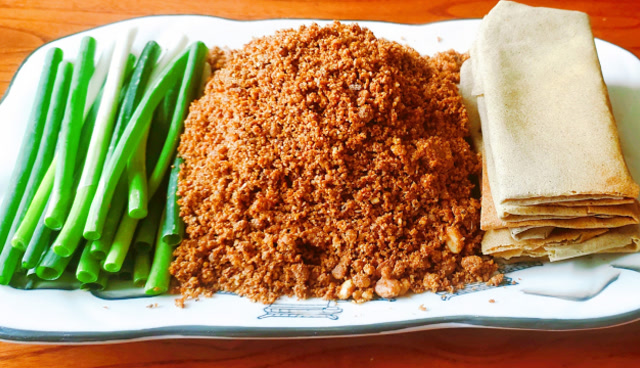 临沂名吃勾魂巧媳妇,用煎饼卷着怪好吃喷香,一家人吃不够