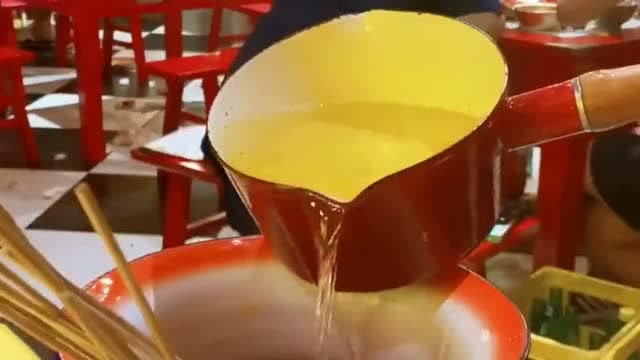 越不理解现在的饭店了,这个盛菜的工具太奇葩了吧,在农村这就是痰盂!