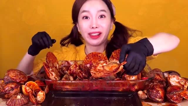 韩国女吃播大胃王吃香辣扇贝,大口大口地吃,看看这吃相,吃得真馋人