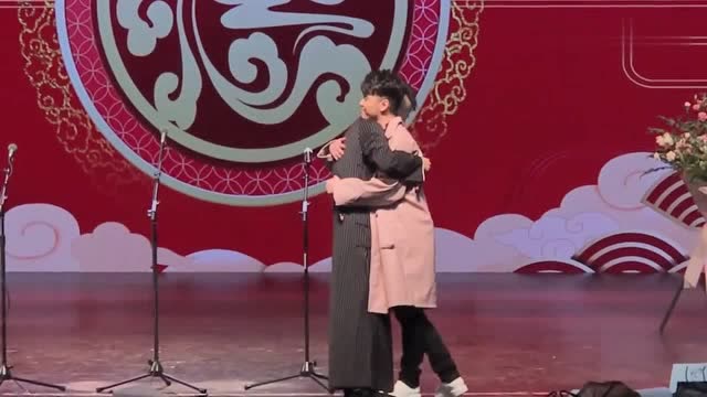 德云社杨九郎和张云雷居然在台上相互拥抱网友抱我吧
