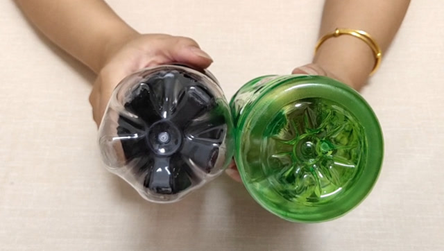 饮料瓶底部的这个凹槽,到底能干啥?看完才知竟这么厉害,涨知识