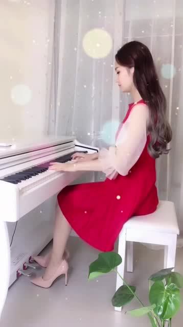 气质美女在家弹钢琴,一席红色长裙搭配高跟鞋,说不出来的魅力!
