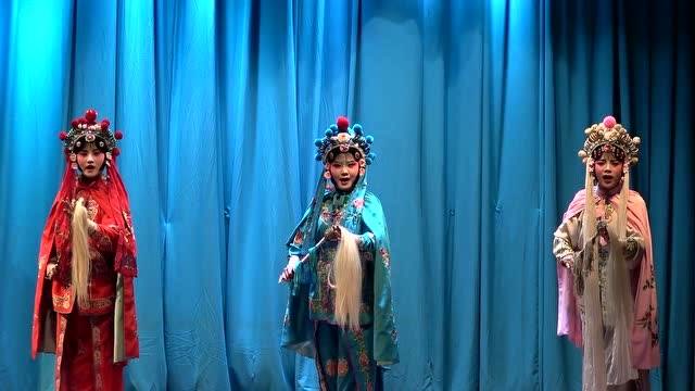秦腔《黑虎坐台》,三宵妹在演唱上配合紧凑,唱的有板有眼,好听