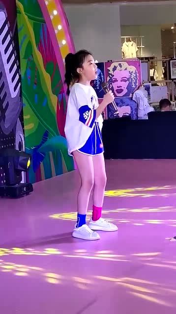 原来宋小睿妹妹二美丽才是黑马,仔细听这音色,和姐姐一模一样!