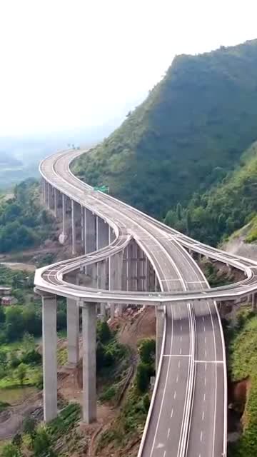逢山开路遇水架桥,这就是中国的高速,真是厉害了我的国