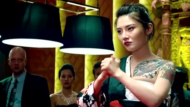 澳门风云3:大嫂徐冬冬怎么当起"筛盅女王",这纹身很是骚气,有点意思