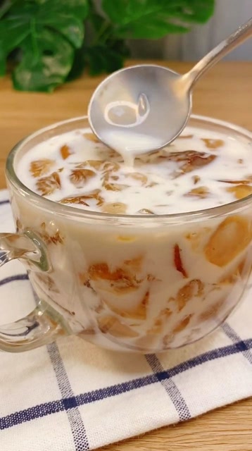 夏日里,自制一杯冰冰凉凉的白桃乌龙茶撞奶