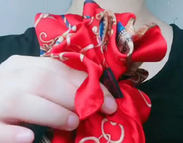 这才是方巾的最美系法,咔咔秒变一朵花,就是这么简单洋气!
