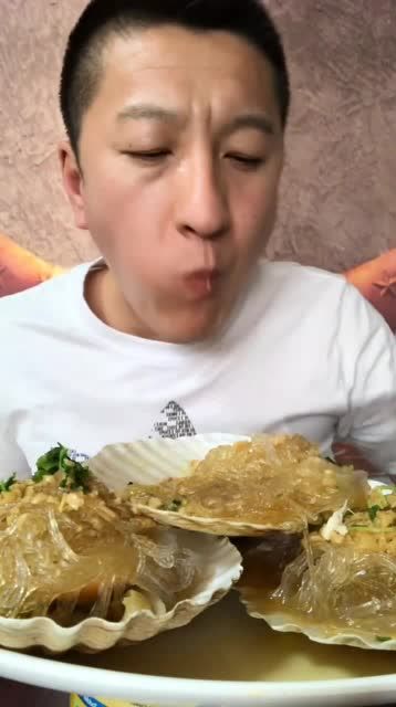 大叔直播吃大扇贝看着还真挺有胃口的你们一次能吃几只
