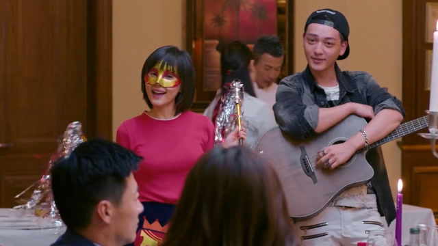 大家在饭桌上准备开饭的时候,曲筱绡和背着吉他的姚滨隆重登场了