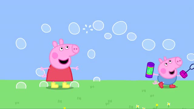 小猪佩奇乔治口气小,玩吹泡泡游戏,憋的脸都红了