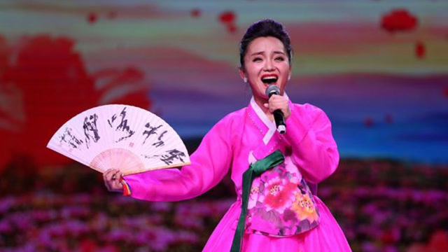 卞英花演唱《红太阳照边疆》嗓音婉转辽阔,红歌唱不停!