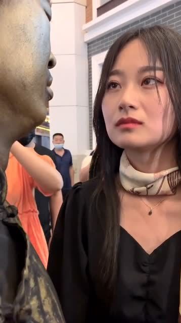 美女与铜人深情对视,小姐姐太美了,引起群众围观!