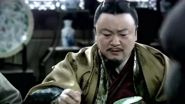 财主怕人下毒,一日三餐都派人尝菜,反而让自己没吃的了