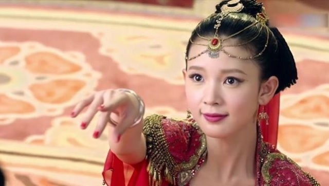 美女跳肚皮舞迷惑皇上,谁料妃子竟是妖精,施法让皇上只爱她一人!