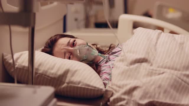 美女在重症监护室观察住院,看到对面一位大妈抢救无效而去世,她哭了!